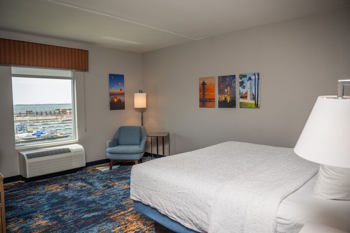 Hampton Inn & Suites Erie Bayfront