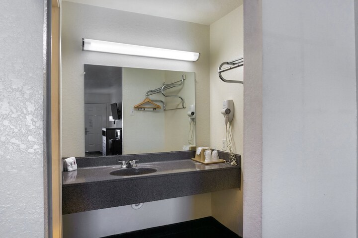 Room 28 of 32