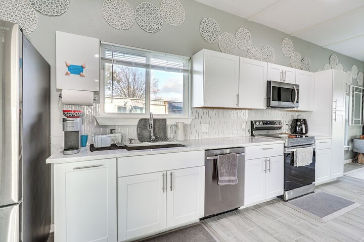 Modern Farmhouse in Del Valle: Rural Setting!
