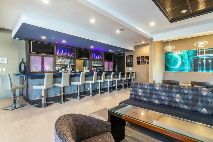 Lounge 25 of 27