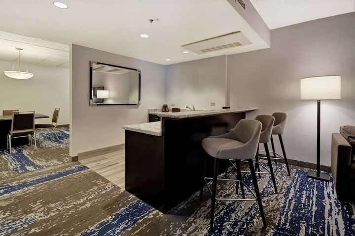 Lounge 56 of 60