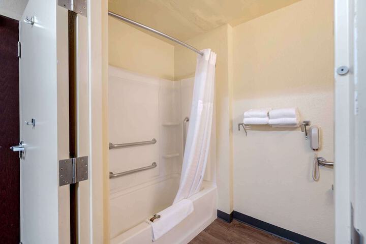 Room 25 of 28