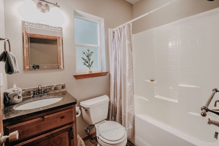 20gs - Wifi - F / p - W/d - Sleeps 6 3 Bedroom Home by RedAwning