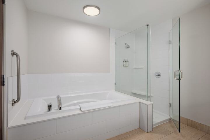 Holiday Inn Express & Suites Victoria - Colwood
