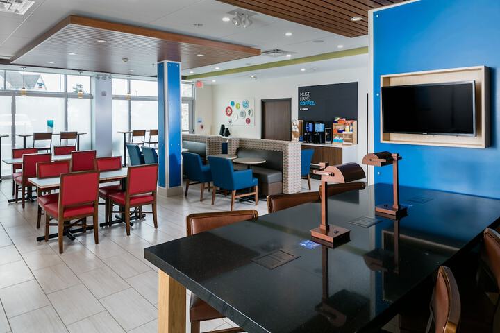 Holiday Inn Express & Suites Medford by IHG