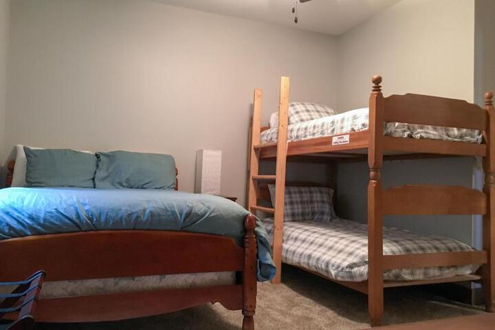 Lakefront Home 4 Bedroom 4 Bath Sleeps 12