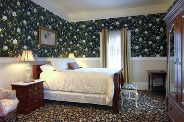 Gingerbread Mansion Inn