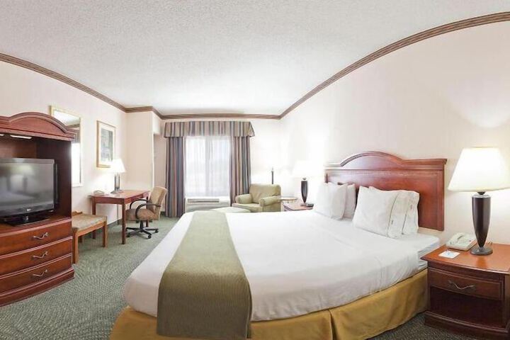 Holiday Inn Express Hotel & Suites Cleveland by IHG