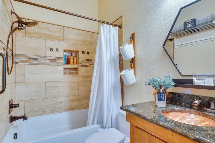 Woodland Park Apartment: Forest Views + Deck!