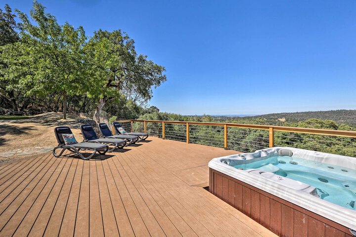 Luxe Auburn Hideaway w / Tennis Court & Views!
