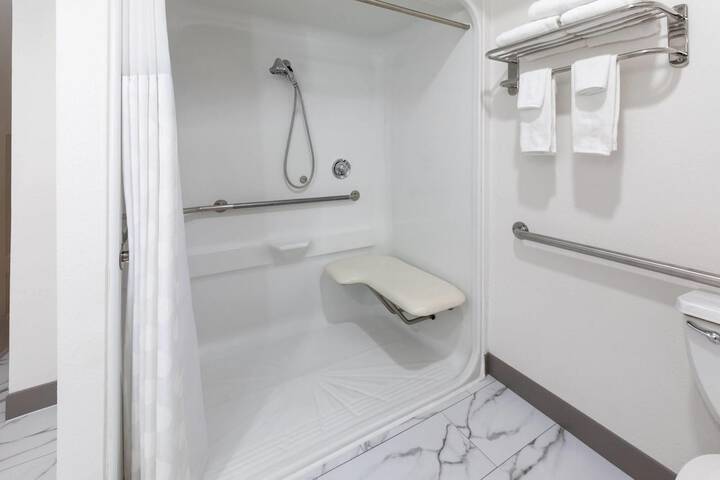 Howard Johnson by Wyndham Malden Boston Area