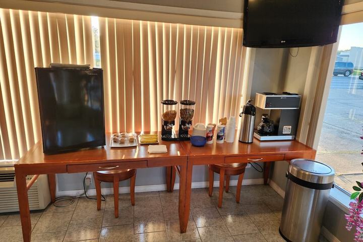 Breakfast/Coffee Service 24 of 25