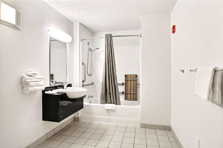 Motel 6 Middleburg Heights OH - Cleveland
