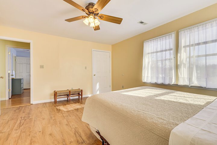 Family Home w / Game Room & Decks in Etlan!