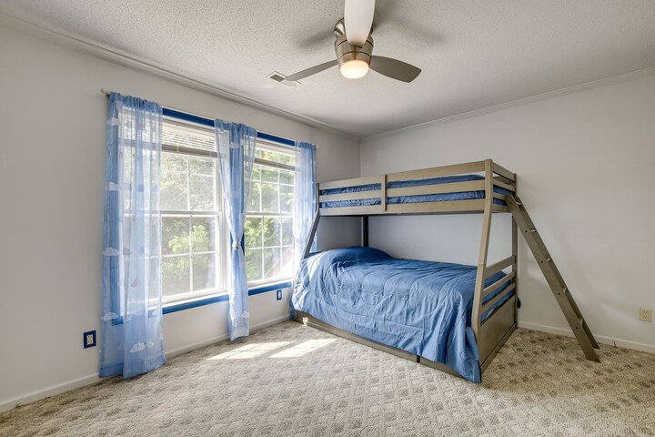 Group-friendly Myrtle Beach House w / Deck
