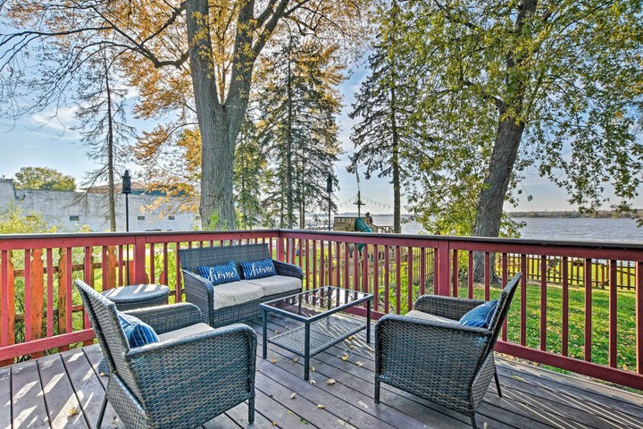 Lakefront Home w / Game Room Theater & Dock!