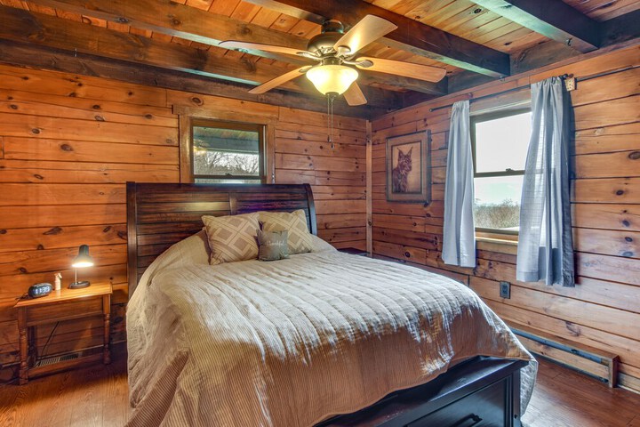 Lock Haven Cabin w / Wood Stove & Mountain View!