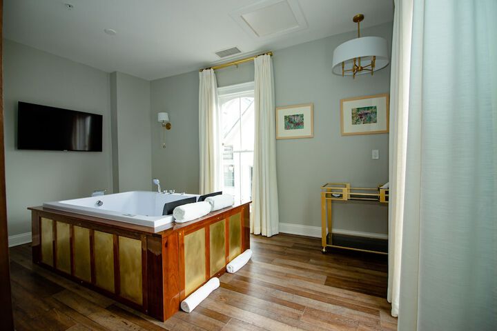 Room 33 of 62