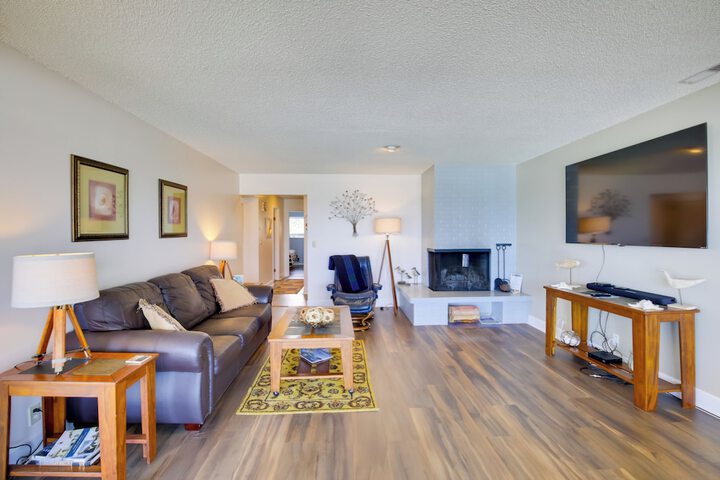 Comfortable Lincoln City Condo w / Patio & Views!