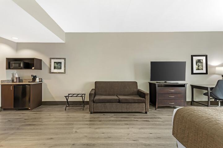Best Western Plus Chain of Lakes Inn & Suites