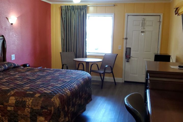 Room 11 of 14