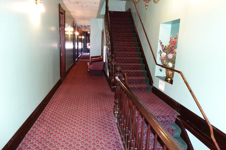 Historic Iron Horse Inn