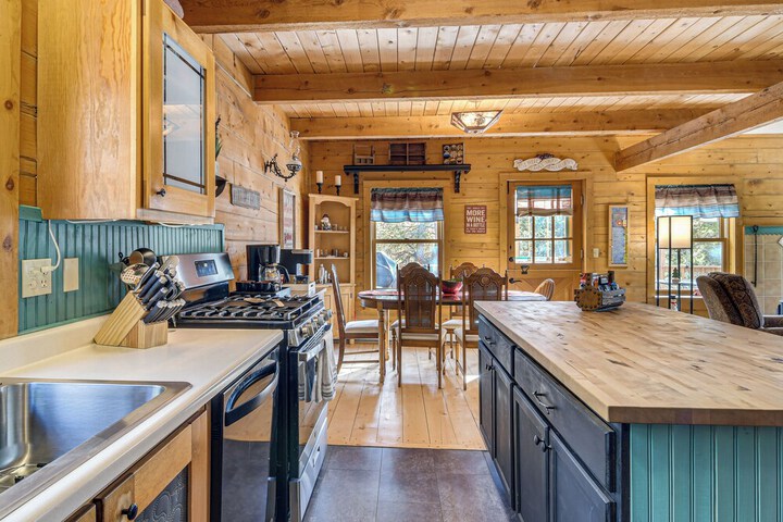 Deck Fire Pit & Grill: Log Cabin in Black Hawk