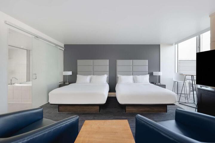hotelVetro Iowa City Tapestry Collection by Hilton