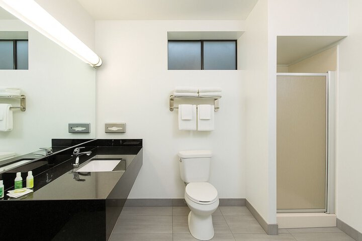 Oyster Bay Inn & Suites