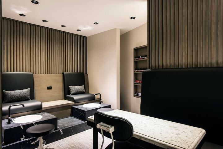 LondonHouse Chicago Curio Collection by Hilton