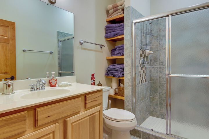 Mtn-view Condo w / Screened Porch in Burnsville!