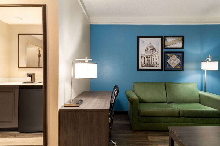 Room 25 of 39