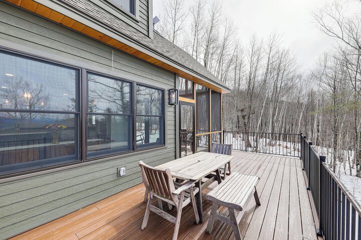 Mountain-view Home in Stoneham w / Hot Yoga Studio!