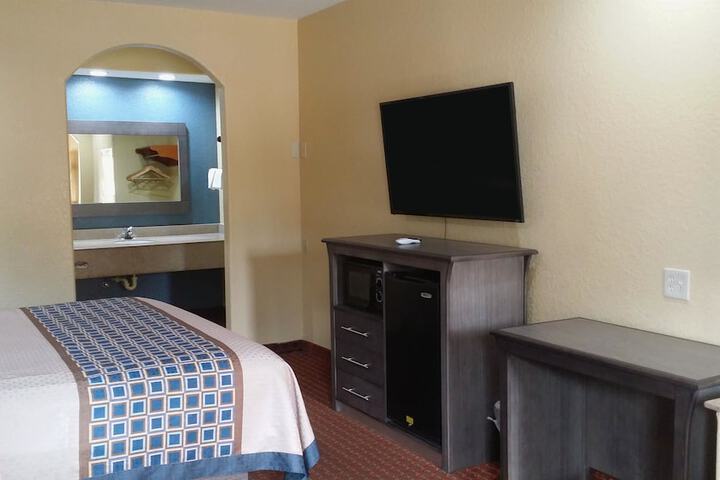 Room 8 of 18