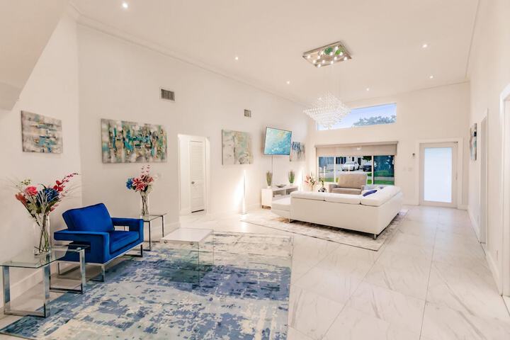 Stylish Aventura Home With Pool on Intercostal