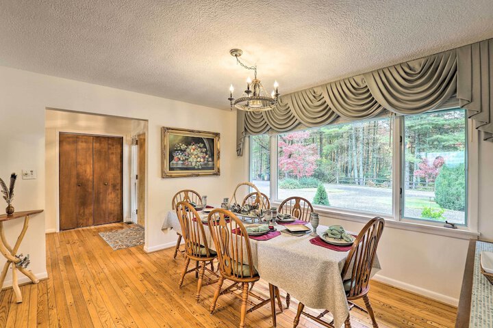 Stunning Fletcher Home: Hot Tub + Fire Pit!