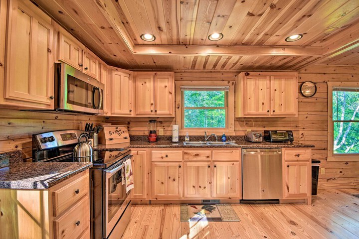 Secluded Cabin w / Deck 13 Miles to Downtown Murphy