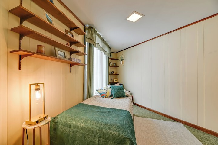 Near Canandaigua Lake: Retro Cabin w / Deck & Views
