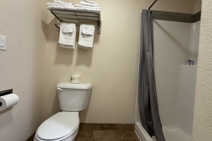 Price Pointe Inn