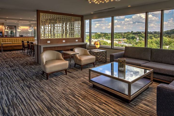 Lounge 52 of 59