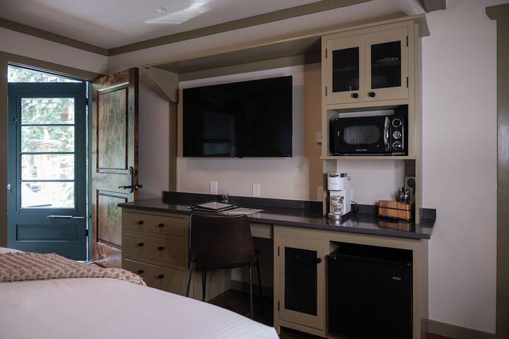 Room 141 of 218