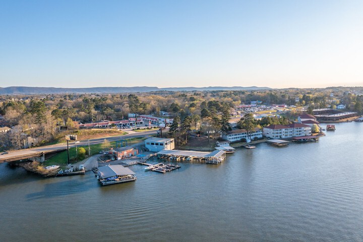 The Hamilton - Lakefront & Studio Suites Hot Springs