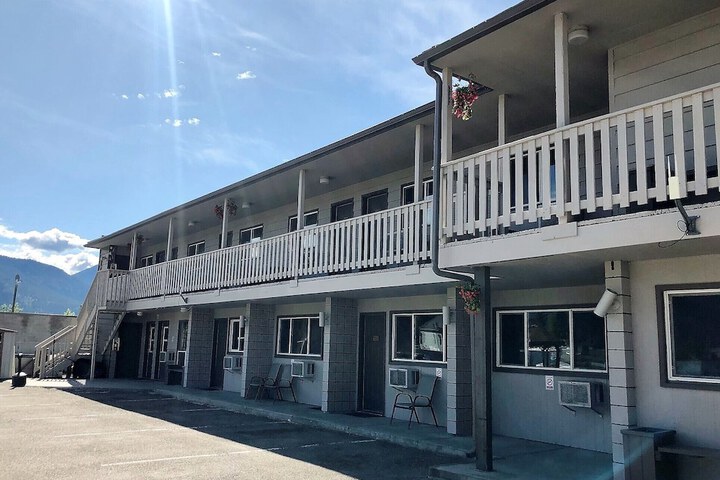 The Canterbury Inn of Downtown Invermere