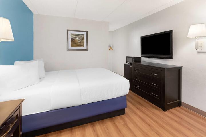 Travelodge by Wyndham Madison Heights MI