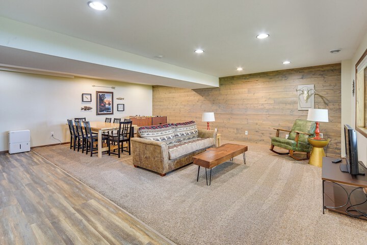 Spacious Luxury Cabin w / Deck & Dock on Bone Lake