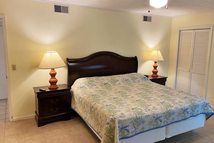 Room 6 of 11