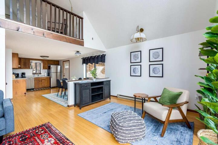 Modern Chalet w Hot Tub Large Deck, Grill & WiFi