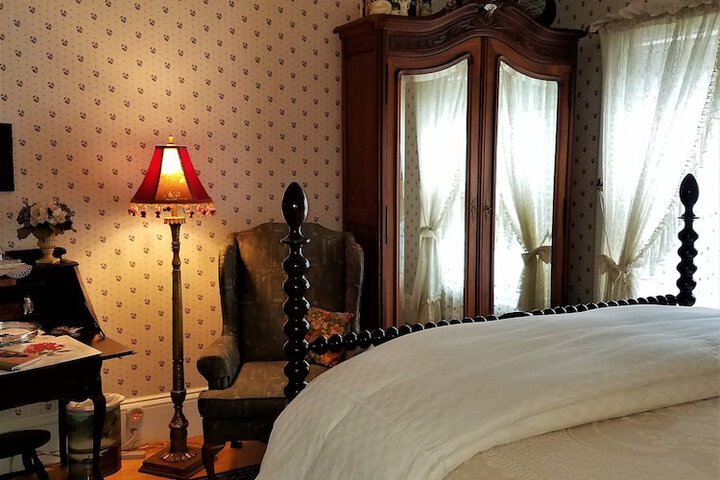 The Jeweled Turret Inn