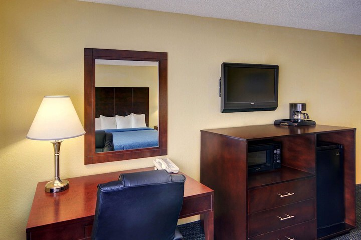 Room 17 of 28
