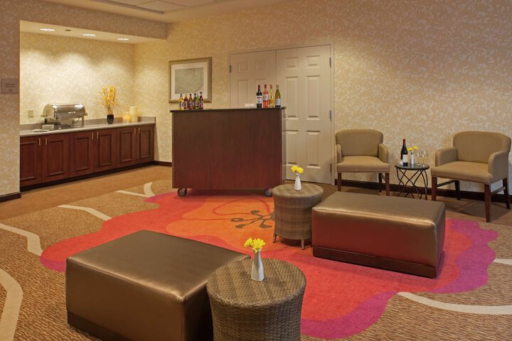 Lounge 36 of 41